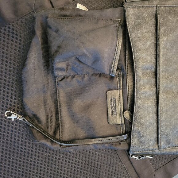 Michael Kors monogram messenger crossbody. EUC - Picture 9 of 16
